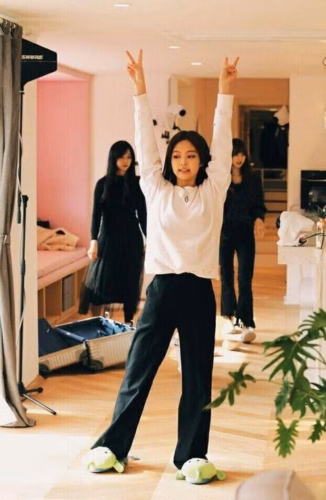 Vận động, tập thể dục hoặc tập vài động tác yoga sẽ khiến bạn cảm thấy thư thái.