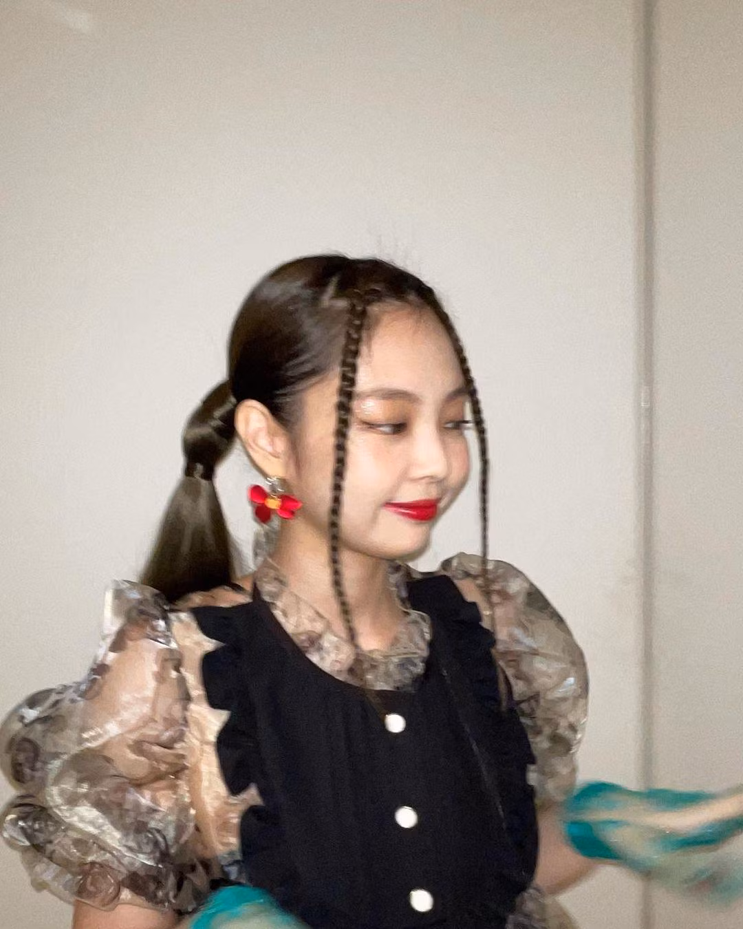 Ngoài Jennie thì Hailey Bieber, Kylie Jenner và Bella Hadid cũng rất mê mốt tóc này.