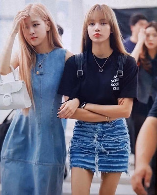 Váy denim thêm một chút retro cho trang phục. Váy denim thêm một chút retro cho trang phục.