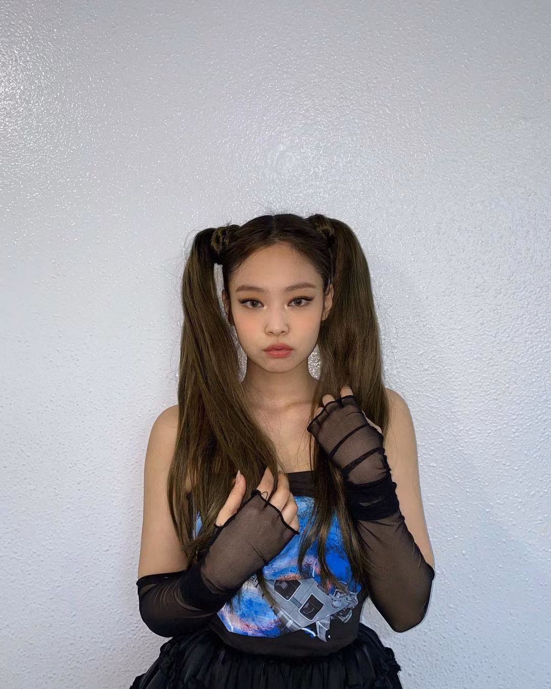 Hai bím tóc buộc cao chính là đặc trưng của Jennie