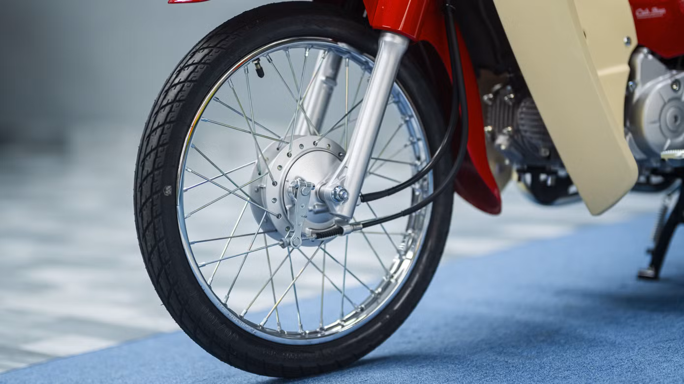 Super Cub Hello Kitty bản 50 cc sử dụng vành nan hoa 17 inch, phanh trước/sau đều là kiểu tang trống.