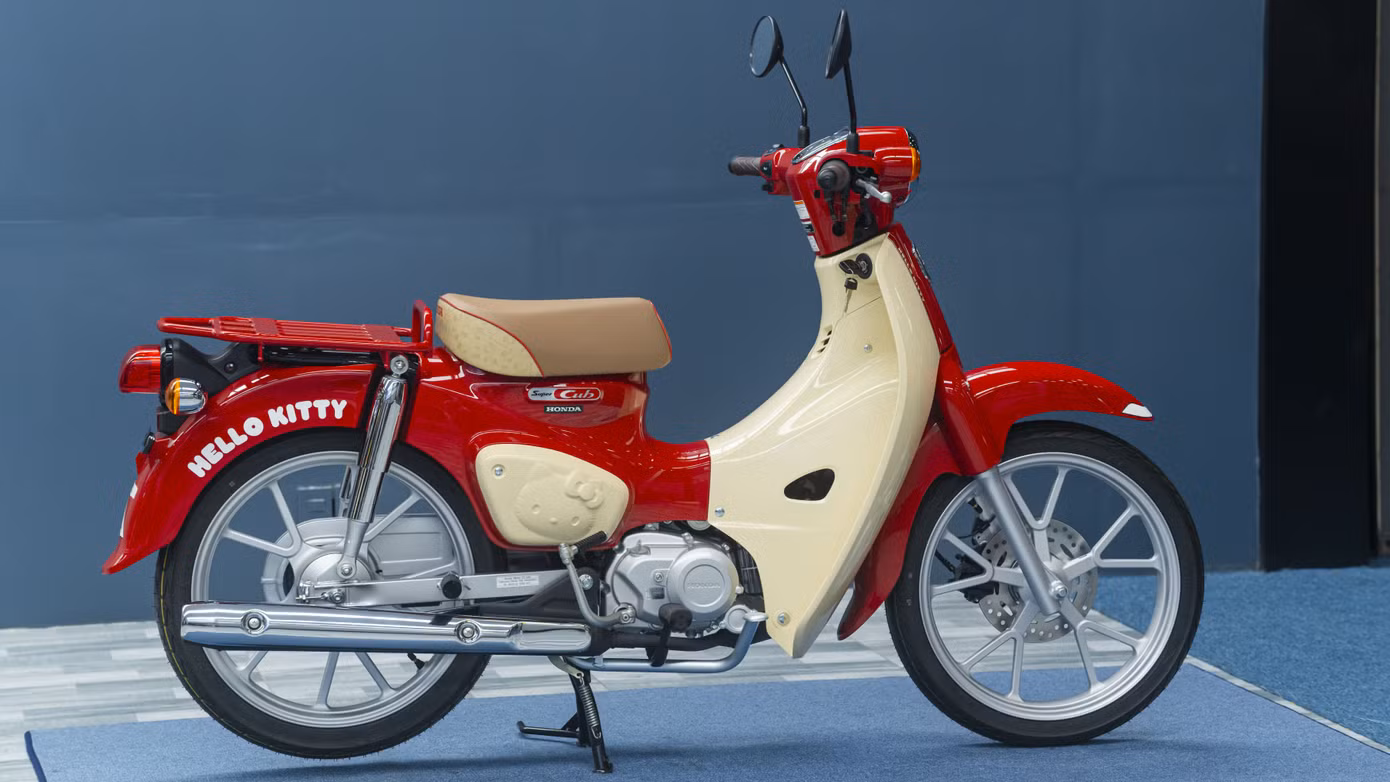 Xe có hai tùy chọn động cơ 50 cc hoặc 110 cc, được sản xuất giới hạn lần lượt 300 và 1.000 chiếc dành cho thị trường Nhật Bản. Một số ít trong đó vừa được đưa về Việt Nam thông qua một cửa hàng xe máy tư nhân tại TP. HCM.