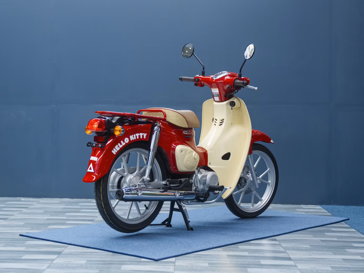 Theo tìm hiểu của Tiền Phong, lô xe Honda Super Cub Hello Kitty về nước đợt này có khoảng 40 chiếc cho cả hai phiên bản động cơ.