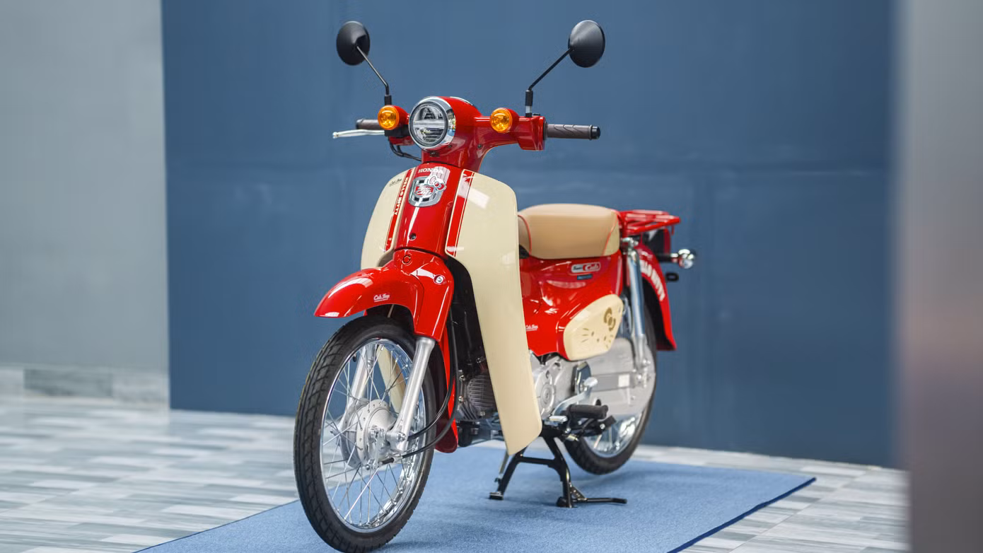 Mẫu Super Cub phiên bản Hello Kitty được Honda ra mắt lần đầu vào cuối năm 2024 nhân dịp sinh nhật lần thứ 50 của nhân vật hoạt hình nổi tiếng cùng tên.