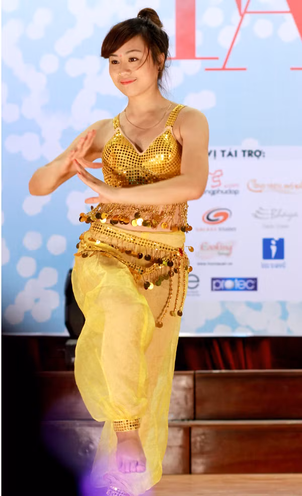 Múa Ấn Độ của Lê Thảo Linh (trường Đại học Phương Đông)