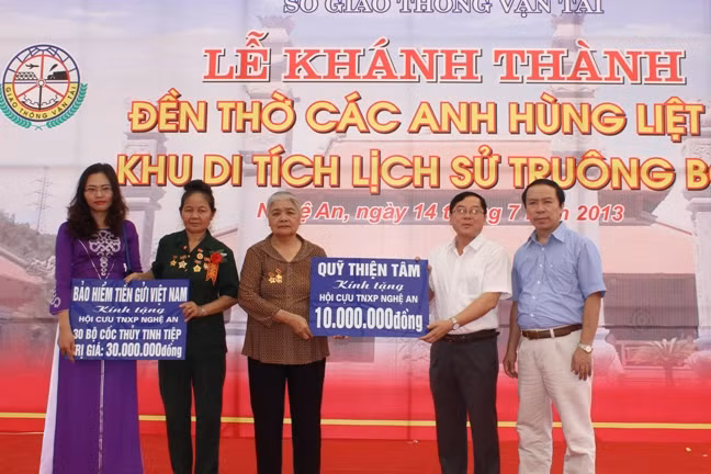 Lãnh đạo báo Tiền phong cùng Qũi Thiện tâm trao tặng 10 triệu đồng cho đồng đội các cựu TNXP Truông Bồn. 