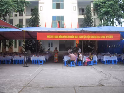 Mâm cỗ la liệt bày trong ngày làm việc tại trụ sở UBND Phường Ngọc Thụy. Ảnh: T. Hùng