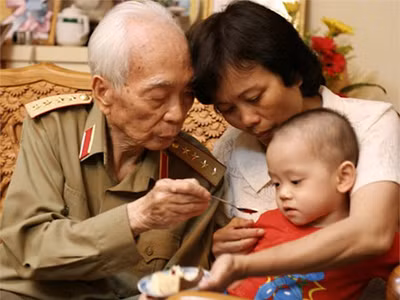 Đại tướng Võ Nguyên Giáp với cháu nội và con gái Võ Hồng Phúc năm 1994