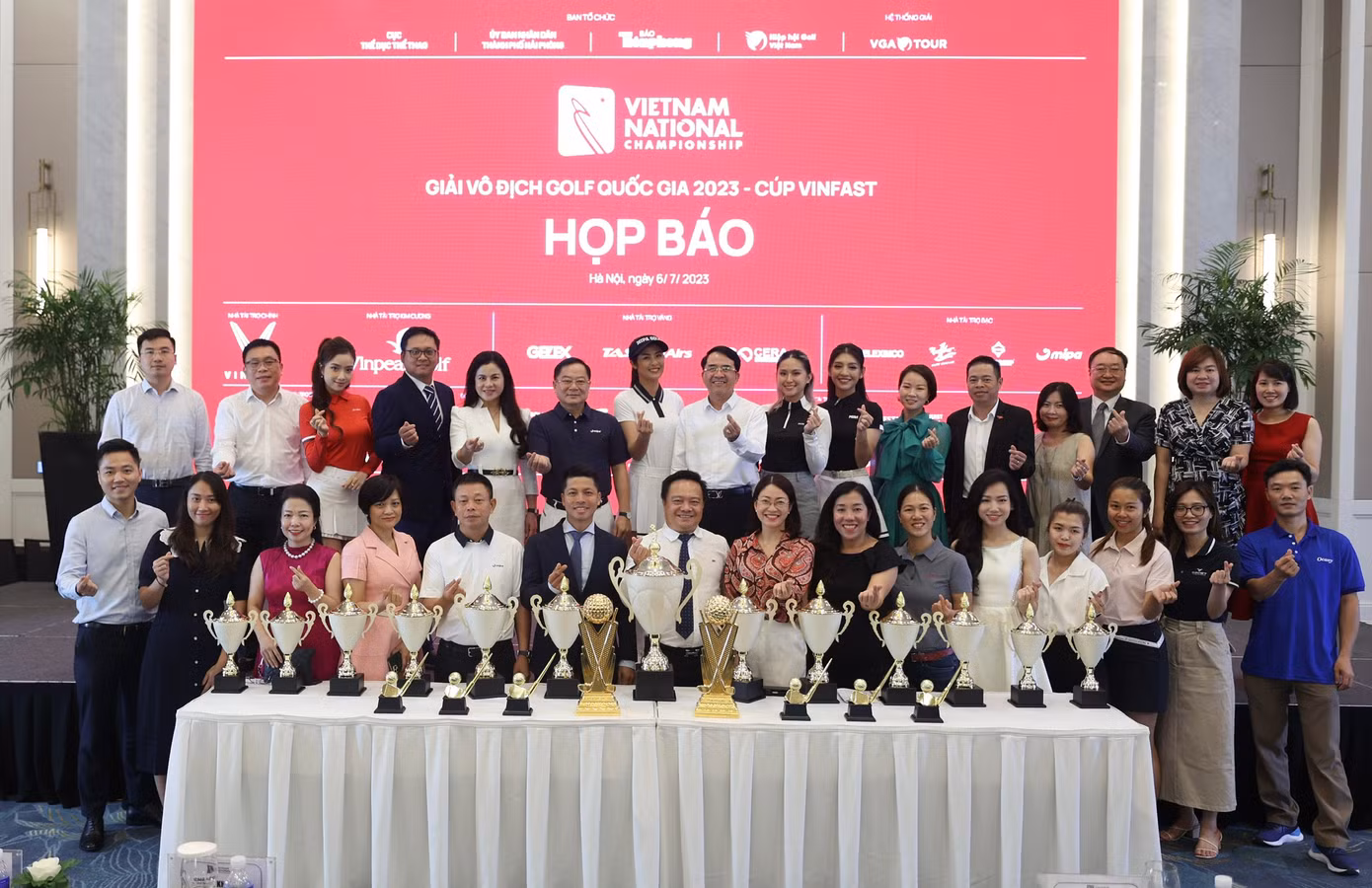 Ban tổ chức Giải Vô địch Golf Quốc gia năm 2023 - Cúp VinFast cùng các đại biểu chụp hình lưu niệm tại buổi họp báo. Ban tổ chức Giải Vô địch Golf Quốc gia năm 2023 - Cúp VinFast cùng các đại biểu chụp hình lưu niệm tại buổi họp báo.