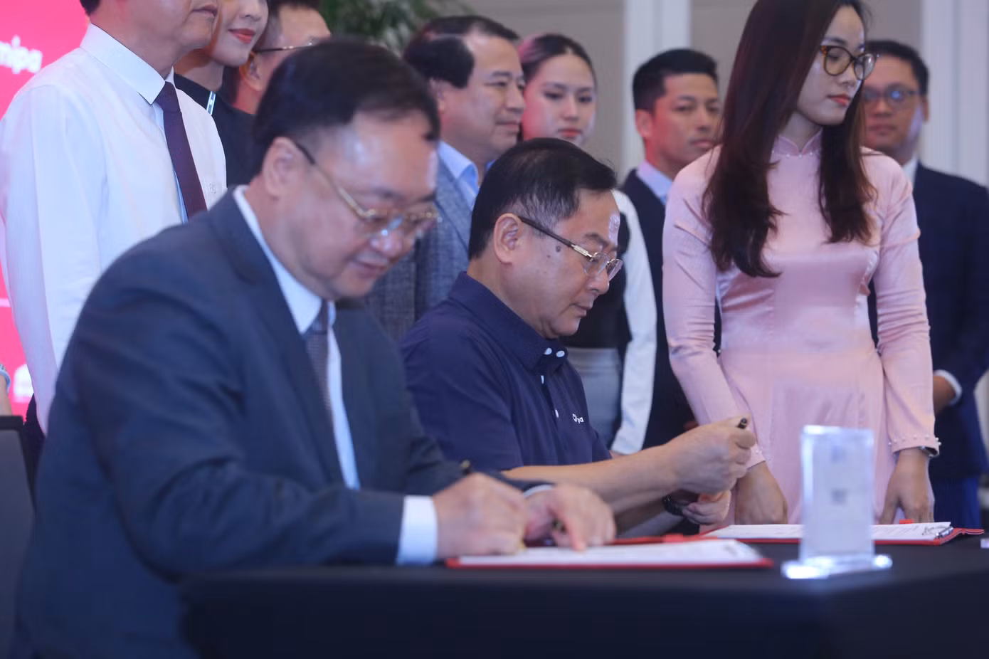 Nhà báo Lê Xuân Sơn - Tổng Biên tập báo Tiền Phong, đồng Trưởng Ban tổ chức giải và ông Trần Lê Phương - Phó Tổng Giám đốc Đối ngoại VinFast ký kết hợp đồng tài trợ. Nhà báo Lê Xuân Sơn - Tổng Biên tập báo Tiền Phong, đồng Trưởng Ban tổ chức giải và ông Trần Lê Phương - Phó Tổng Giám đốc Đối ngoại VinFast ký kết hợp đồng tài trợ.