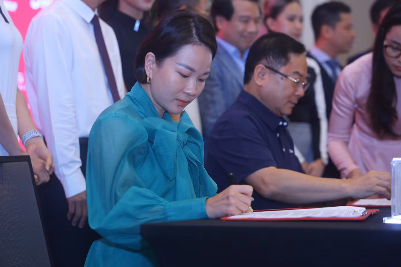 Nhà báo Lê Xuân Sơn - Tổng Biên tập báo Tiền Phong, đồng Trưởng Ban tổ chức giải và bà Nguyễn Thị Mai Hương - Phó Tổng Giám đốc Vận hành Vinpearl Golf ký kết hợp đồng tài trợ. Nhà báo Lê Xuân Sơn - Tổng Biên tập báo Tiền Phong, đồng Trưởng Ban tổ chức giải và bà Nguyễn Thị Mai Hương - Phó Tổng Giám đốc Vận hành Vinpearl Golf ký kết hợp đồng tài trợ.