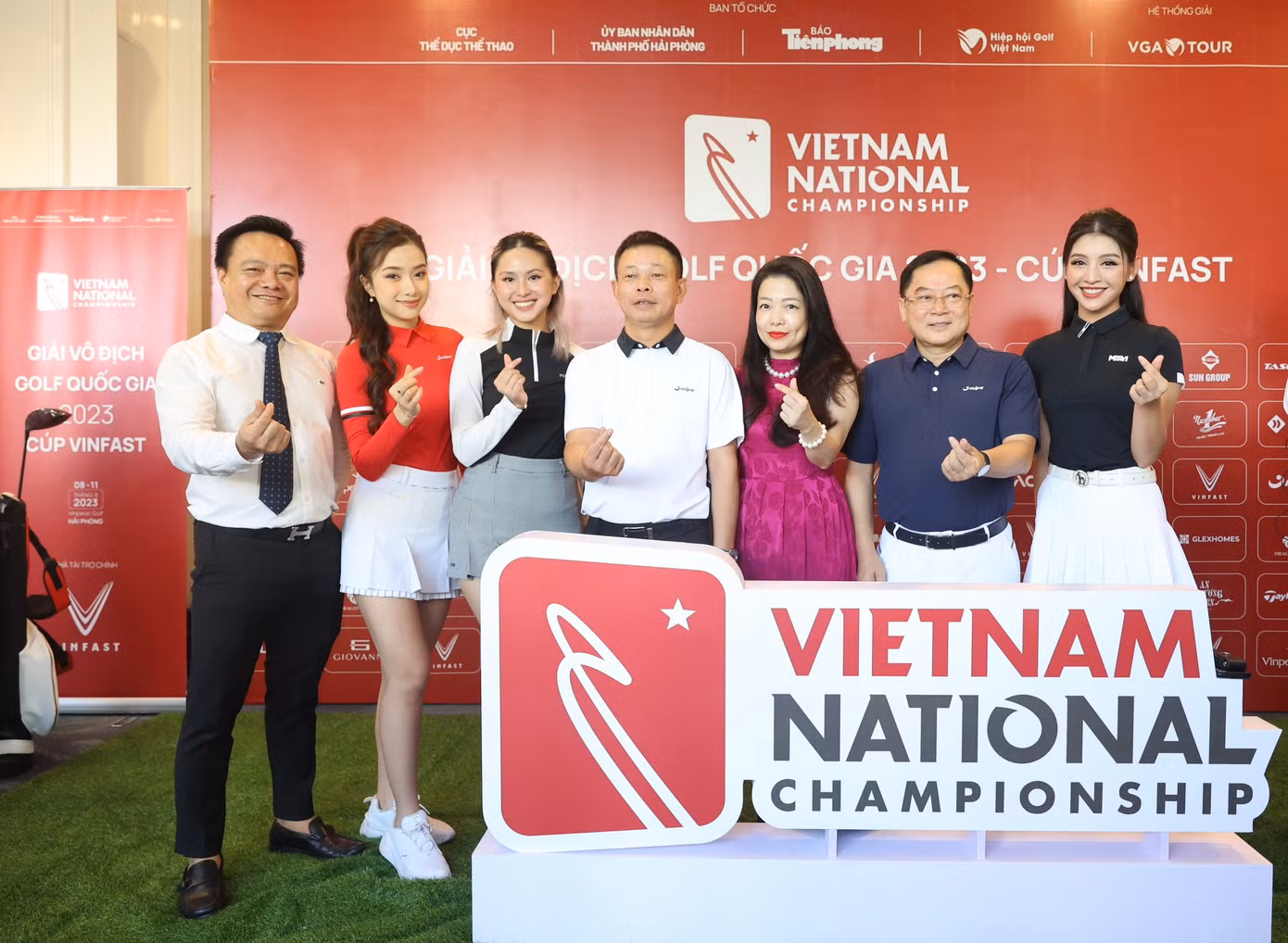 Ban Tổ chức Giải Vô địch Golf Quốc gia năm 2023 - Cúp VinFast chụp hình lưu niệm cùng các đại biểu, khách mời. Ban Tổ chức Giải Vô địch Golf Quốc gia năm 2023 - Cúp VinFast chụp hình lưu niệm cùng các đại biểu, khách mời.