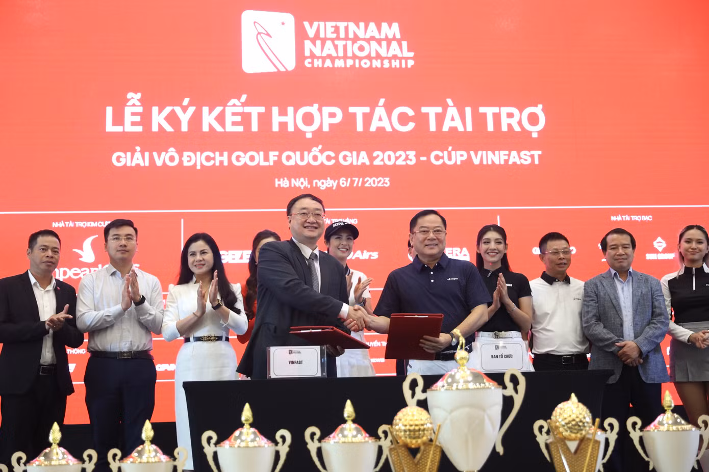 Nhà báo Lê Xuân Sơn - Tổng Biên tập báo Tiền Phong, đồng Trưởng Ban tổ chức giải và ông Trần Lê Phương - Phó Tổng Giám đốc Đối ngoại VinFast ký kết hợp đồng tài trợ. Nhà báo Lê Xuân Sơn - Tổng Biên tập báo Tiền Phong, đồng Trưởng Ban tổ chức giải và ông Trần Lê Phương - Phó Tổng Giám đốc Đối ngoại VinFast ký kết hợp đồng tài trợ.