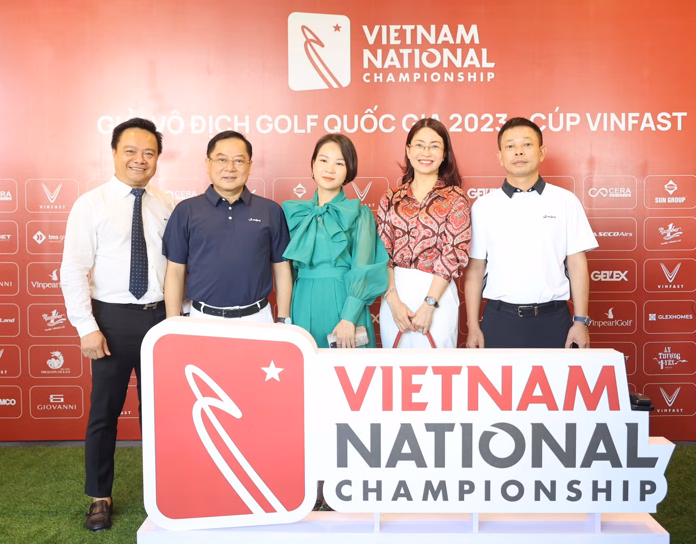 Ban Tổ chức Giải Vô địch Golf Quốc gia năm 2023 - Cúp VinFast chụp hình lưu niệm cùng các đại biểu, khách mời. Ban Tổ chức Giải Vô địch Golf Quốc gia năm 2023 - Cúp VinFast chụp hình lưu niệm cùng các đại biểu, khách mời.
