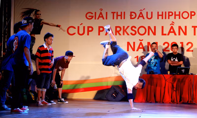 Giữ thăng bằng bằng tay cũng là một trong những động tác kỹ thuật khó
