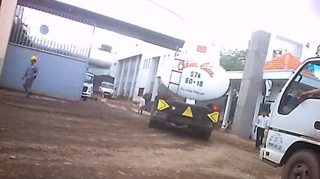 Xe bồn chở dầu pha chế từ bãi Trâu Điên bán cho Công ty An Hưng Tường. Ảnh: Tuổi Trẻ