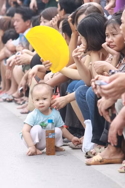 Người dân chen chúc dưới lòng đường