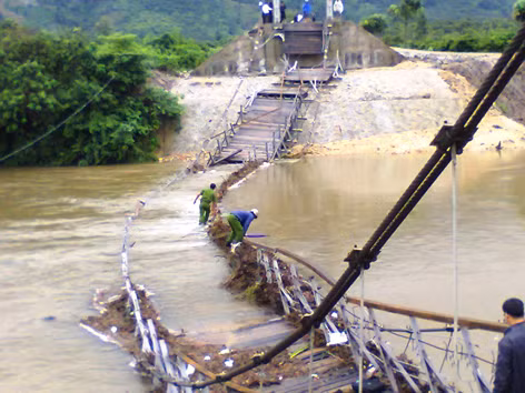 Cầu bị sập