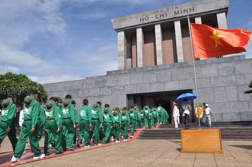 Các tình nguyện viên vào lăng viếng Bác trước khi tái hiện cuộc hành trình tìm đường cứu nước của Người.