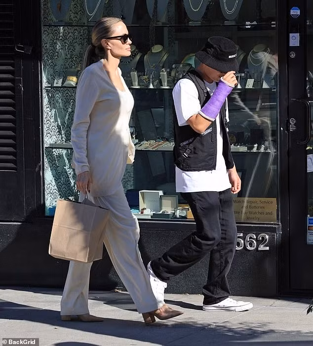 Pax Thiên kéo mũ che mặt để tránh ống kính paparazzi. Ảnh: BackGird. Pax Thiên kéo mũ che mặt để tránh ống kính paparazzi. Ảnh: BackGird.