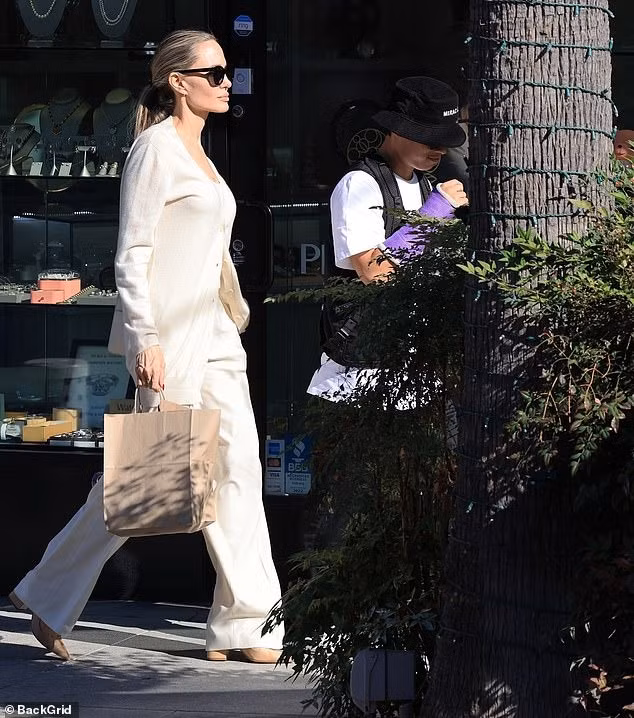 Pax Thiên kéo mũ che mặt để tránh ống kính paparazzi. Ảnh: BackGird. Pax Thiên kéo mũ che mặt để tránh ống kính paparazzi. Ảnh: BackGird.