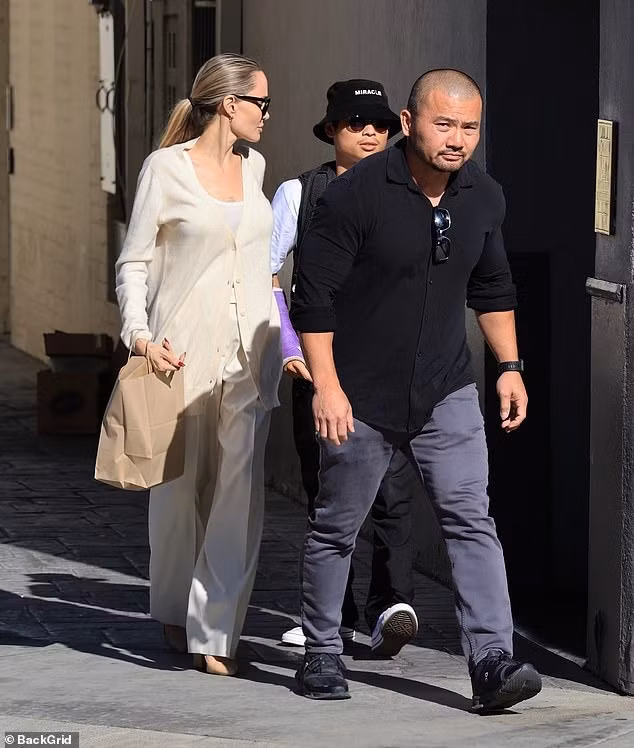 Pax Thiên và mẹ được vệ sĩ hộ tống đi ăn trưa ở Los Angeles. Ảnh: BackGird. Pax Thiên và mẹ được vệ sĩ hộ tống đi ăn trưa ở Los Angeles. Ảnh: BackGird.