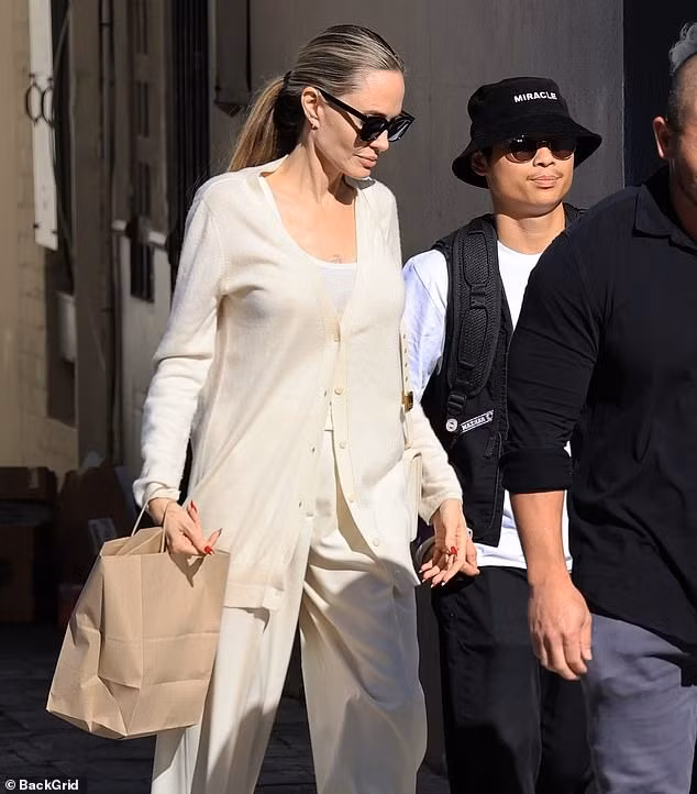 Pax Thiên và mẹ được vệ sĩ hộ tống đi ăn trưa ở Los Angeles. Ảnh: BackGird. Pax Thiên và mẹ được vệ sĩ hộ tống đi ăn trưa ở Los Angeles. Ảnh: BackGird.
