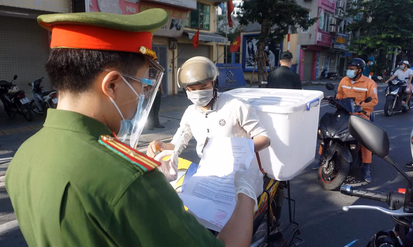 "Ngoài việc kiểm tra, kiểm soát, tổ công tác sẽ kết hợp tuyên truyền, hướng dẫn cho những đối tượng thuộc các nhóm được cấp theo mẫu mới gửi hồ sơ đến những nơi cấp giấy đi đường phù hợp, ví dụ như Công an phường, UBND hoặc Phòng CSGT" - trung tá Tuấn Anh cho biết.