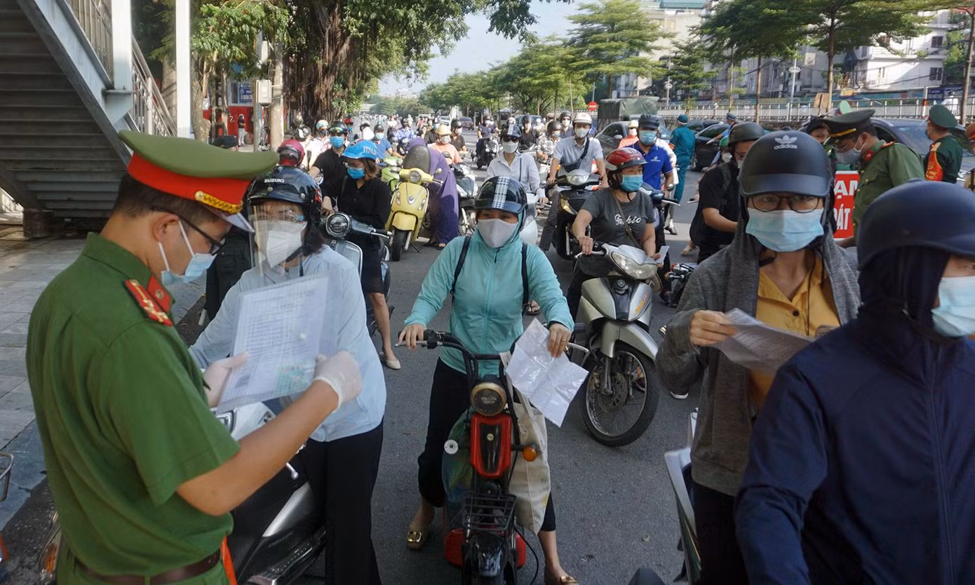 Tuy nhiên, do vào giờ cao điểm buổi sáng, lượng phương tiện qua chốt khá đông. Lực lượng chức năng tại chốt phân làn các phương tiện để việc kiểm tra được nhanh chóng, không gây ùn trước chốt.