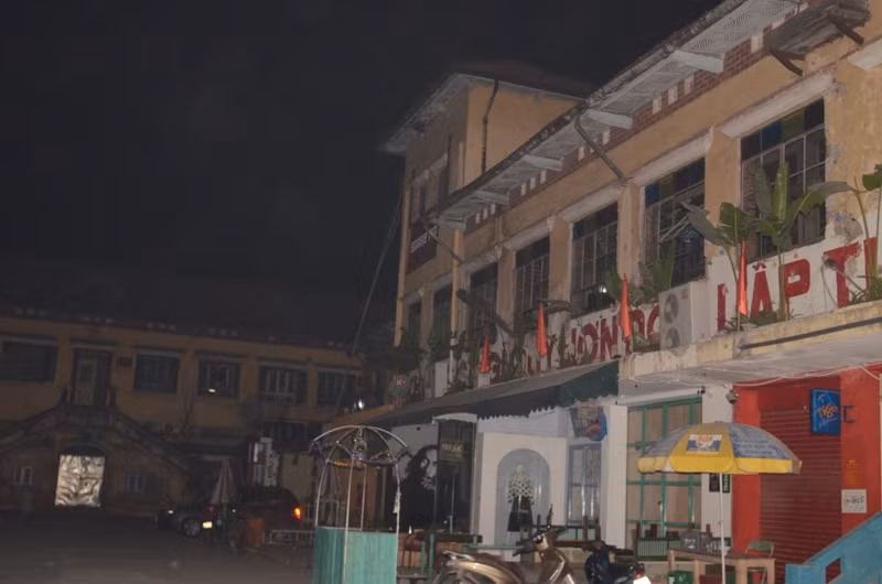 Cả khu Zone 9 chìm trong bóng tối, chỉ có vài ảnh nến hay đèn sạc của những chủ cửa hàng ở lại trông đồ của mình