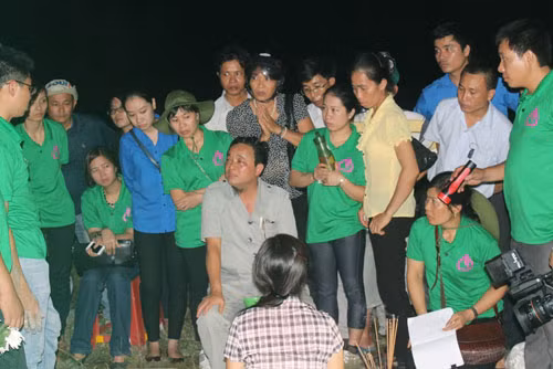 “Cậu Thủy” (áo trắng, ngồi) chỉ đạo việc “bốc mộ” tại thôn Lâm Xuân (xã Gio Mai, H.Gio Linh, Quảng Trị) chiều tối 25/7
