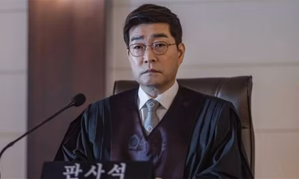 Son Hyun Joo đóng vai Song Pan Ho, chánh án của Tòa án quận Woowon. Song Pan Ho là người đưa ra những phán đoán công bằng và rõ ràng trong mọi tình huống, khiến cả hung thủ lẫn nạn nhân đều đồng tình. Ngoài ra, ông còn sống tiết kiệm, khiêm tốn và được nhiều người kính trọng. Tuy nhiên, khi con trai Song Pan Ho dính vào một vụ tai nạn chết người rồi bỏ chạy, cuộc sống của ông bắt đầu bị vấy bẩn bởi tham nhũng và bất hợp pháp.