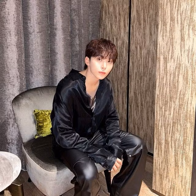 Seungkwan là bạn thân và bạn thời thơ ấu của Moonbin quá cố. Seungkwan cũng là một phần của 98-line, bao gồm VIVIZ SinB, Umji, iKON Chanwoo, IMFACT Ungjae và Suji, Moonbin là thành viên khi còn sống.