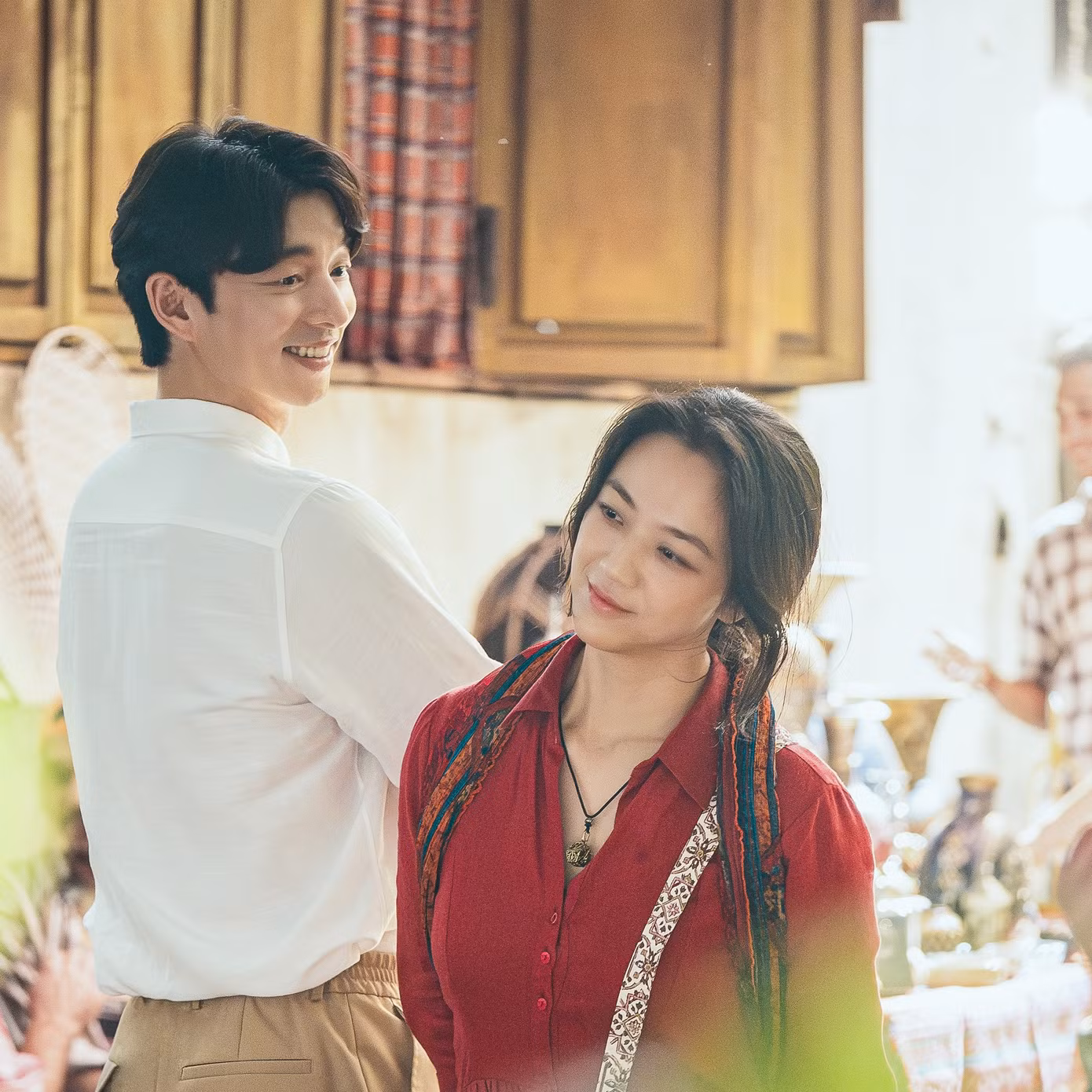 Gong Yoo hiện đang gây chú ý khi hóa thân thành nhân vật AI trong lần xuất hiện đặc biệt của Wonderland, đặc biệt là phản ứng hóa học với Thang Duy. Khán giả đang rất kỳ vọng vào sự xuất hiện đặc biệt của Gong Yoo, người từng góp mặt trong nhiều dự án đình đám như Train to Busan, Guardian: The Lonely and Great God, Kim Ji Young, Born 1982, The Age of Shadows... Nam diễn viên tiếp tục thu hút sự chú ý trên toàn cầu thông qua sự xuất hiện đặc biệt trong Squid Game. Gong Yoo sẽ vào vai AI Sung Joon, người liên lạc với những người lập kế hoạch của dịch vụ Wonderland, đồng thời theo dõi những thay đổi cảm xúc của AI Bai Li (Thang Duy), người được xây dựng như một nhà khảo cổ thông qua dịch vụ Wonderland. Đạo diễn Kim Tae Yong, người đã tạo ra nhân vật Sung Joon sau khi được truyền cảm hứng từ cuộc gặp gỡ với Gong Yoo, chia sẻ: “Vì anh ấy là một nhân vật AI thực hiện nhiệm vụ quản lý AI trong Wonderland, đồng thời cũng là một người bạn nên anh ấy cần phải vừa ngầu vừa ấm áp, và không có diễn viên nào khác như Gong Yoo có thể thích hợp hơn cho vai diễn này. Anh ấy có trái tim ấm áp và chu đáo, đồng thời anh ấy là một diễn viên đầy lãng mạn và thu hút". Thang Duy chia sẻ thêm: “Tôi không cảm thấy rào cản ngôn ngữ nhờ kỹ năng tiếng Anh của Gong Yoo. Tôi đã có khoảng thời gian thú vị khi quay phim và tôi cảm nhận được tình anh em”, làm tăng sự mong đợi về phản ứng hóa học của họ. Gong Yoo hiện đang gây chú ý khi hóa thân thành nhân vật AI trong lần xuất hiện đặc biệt của Wonderland, đặc biệt là phản ứng hóa học với Thang Duy. Khán giả đang rất kỳ vọng vào sự xuất hiện đặc biệt của Gong Yoo, người từng góp mặt trong nhiều dự án đình đám như Train to Busan, Guardian: The Lonely and Great God, Kim Ji Young, Born 1982, The Age of Shadows... Nam diễn viên tiếp tục thu hút sự chú ý trên toàn cầu thông qua sự xuất hiện đặc biệt trong Squid Game. Gong Yoo sẽ vào vai AI Sung Joon, người liên lạc với những người lập kế hoạch của dịch vụ Wonderland, đồng thời theo dõi những thay đổi cảm xúc của AI Bai Li (Thang Duy), người được xây dựng như một nhà khảo cổ thông qua dịch vụ Wonderland. Đạo diễn Kim Tae Yong, người đã tạo ra nhân vật Sung Joon sau khi được truyền cảm hứng từ cuộc gặp gỡ với Gong Yoo, chia sẻ: “Vì anh ấy là một nhân vật AI thực hiện nhiệm vụ quản lý AI trong Wonderland, đồng thời cũng là một người bạn nên anh ấy cần phải vừa ngầu vừa ấm áp, và không có diễn viên nào khác như Gong Yoo có thể thích hợp hơn cho vai diễn này. Anh ấy có trái tim ấm áp và chu đáo, đồng thời anh ấy là một diễn viên đầy lãng mạn và thu hút". Thang Duy chia sẻ thêm: “Tôi không cảm thấy rào cản ngôn ngữ nhờ kỹ năng tiếng Anh của Gong Yoo. Tôi đã có khoảng thời gian thú vị khi quay phim và tôi cảm nhận được tình anh em”, làm tăng sự mong đợi về phản ứng hóa học của họ.
