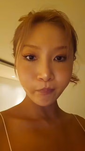 Hwasa nói rằng, vũ đạo của ca khúc chủ đề thực sự khó. Cô ấy nghĩ, thật tham lam khi muốn thực hiện vũ đạo tốt trong khi hát live, nhưng cô ấy sẽ cố gắng hết sức để hoàn thiện cả hai. Hyejin đã nấu ăn cho Solar và Moonbyul vào ngày sinh nhật của cô ấy. Hyejin muốn nấu ăn cho họ vì họ luôn gọi đồ ăn mang về, và bảo họ ngồi trên ghế sofa trong khi cô ấy chuẩn bị đồ ăn. Bằng cách nào đó đã dẫn đến một cuộc nói chuyện đầy đủ về kinh nguyệt. Hwasa nói rằng đó là ngày kỳ diệu cách đây vài ngày và cô ấy đã ăn rất nhiều đồ ngọt. Cô gọi kỳ kinh nguyệt của mình là "ngày kỳ diệu", nhưng những gì cô ấy nói đến thì rất rõ ràng. Hwasa tiết lộ, triệu chứng 'ngày kỳ diệu' của cô có 2 tuần trước khi chính thức bắt đầu. Cô cũng bị đầy hơi và chuột rút. Nhiều người hâm mộ có thể đồng cảm với những khó khăn của cô và đánh giá cao việc cô đề cập đến những chủ đề cấm kỵ.