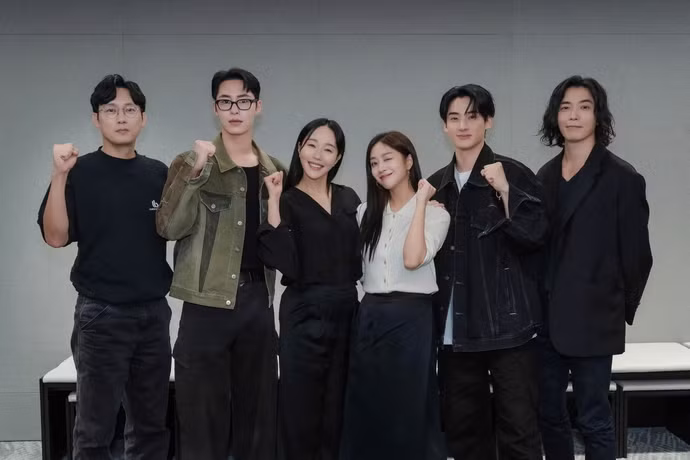 Hong Rang (tên tạm thời) là loạt phim kinh dị cổ trang Netflix gốc sắp ra mắt của Hàn Quốc, do Kim Jin-A viết kịch bản và Kim Hong Seon đạo diễn. Phim kể về câu chuyện của một gia đình trở thành thương gia giàu có nhờ buôn bán tác phẩm nghệ thuật vào cuối triều đại Joseon. Lee Jae Wook sẽ đóng vai Hong Rang, con trai của một tầng lớp thượng lưu trong triều đại Joseon, người đã mất tích và bất ngờ trở về sau một thập kỷ. Jo Bo Ah sẽ vào vai Jaeyi, em gái cùng cha khác mẹ của Hong Rang, người sẽ bảo vệ anh bằng mọi thứ. Là anh em cùng cha khác mẹ, Jae Yi và Hong Rang đã thân thiết và quan tâm lẫn nhau từ khi còn nhỏ. Tuy nhiên, Hong Rang đột nhiên biến mất vào một đêm năm 8 tuổi, khi anh đang cố gắng tìm hoa trà cho em gái mình. Hong Rang lớn lên như một hoàng tử, nhưng anh biến mất khi còn trẻ, rồi đột ngột trở về sau hơn một thập kỷ mà không có ký ức tuổi thơ và danh tính thực sự của anh trở thành một bí ẩn đối với xung quanh. Jae Yi sống với người mẹ kế bạo hành và người cha bỏ bê. Cô là một cô gái thông minh, với vẻ ngoài quyến rũ và bí ẩn. Tuy nhiên, trái ngược với vẻ đẹp của mình, cô lại có tính cách tệ hại cùng kỹ năng lừa đảo cao cấp. Cô sống nhờ vào người anh cùng cha khác mẹ Hong Rang, tuy nhiên, anh ấy đã phải đối mặt với một thử thách lớn khi biến mất. Hong Rang (tên tạm thời) là loạt phim kinh dị cổ trang Netflix gốc sắp ra mắt của Hàn Quốc, do Kim Jin-A viết kịch bản và Kim Hong Seon đạo diễn. Phim kể về câu chuyện của một gia đình trở thành thương gia giàu có nhờ buôn bán tác phẩm nghệ thuật vào cuối triều đại Joseon. Lee Jae Wook sẽ đóng vai Hong Rang, con trai của một tầng lớp thượng lưu trong triều đại Joseon, người đã mất tích và bất ngờ trở về sau một thập kỷ. Jo Bo Ah sẽ vào vai Jaeyi, em gái cùng cha khác mẹ của Hong Rang, người sẽ bảo vệ anh bằng mọi thứ. Là anh em cùng cha khác mẹ, Jae Yi và Hong Rang đã thân thiết và quan tâm lẫn nhau từ khi còn nhỏ. Tuy nhiên, Hong Rang đột nhiên biến mất vào một đêm năm 8 tuổi, khi anh đang cố gắng tìm hoa trà cho em gái mình. Hong Rang lớn lên như một hoàng tử, nhưng anh biến mất khi còn trẻ, rồi đột ngột trở về sau hơn một thập kỷ mà không có ký ức tuổi thơ và danh tính thực sự của anh trở thành một bí ẩn đối với xung quanh. Jae Yi sống với người mẹ kế bạo hành và người cha bỏ bê. Cô là một cô gái thông minh, với vẻ ngoài quyến rũ và bí ẩn. Tuy nhiên, trái ngược với vẻ đẹp của mình, cô lại có tính cách tệ hại cùng kỹ năng lừa đảo cao cấp. Cô sống nhờ vào người anh cùng cha khác mẹ Hong Rang, tuy nhiên, anh ấy đã phải đối mặt với một thử thách lớn khi biến mất.
