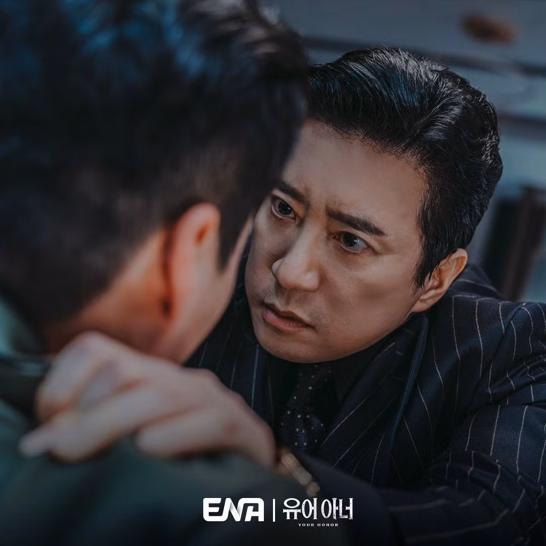 Kim Kang Heon, người có đủ sự giàu có và quyền lực để làm rung chuyển cả một thành phố, là chủ tịch gần như toàn năng của Tập đoàn Woowon. Với hy vọng biến doanh nghiệp của gia đình mình thành một doanh nghiệp hợp pháp, Kim Kang Heon sẵn sàng hy sinh bản thân để chấm dứt hoạt động kinh doanh ngầm bạo lực và bất hợp pháp mà gia đình anh đã điều hành qua nhiều thế hệ. Tuy nhiên, kế hoạch của Kim Kang Heon bị đe dọa khi người con trai cả Kim Sang Hyuk (Heo Nam Jun), người thừa hưởng sự tàn nhẫn của cha mình, bắt đầu hành động độc lập để trả thù cho cái chết của em trai mình. Cho dù vậy, sự giống nhau không thể phủ nhận giữa hai cha con đó là cả hai đều toát ra khí chất uy nghiêm.