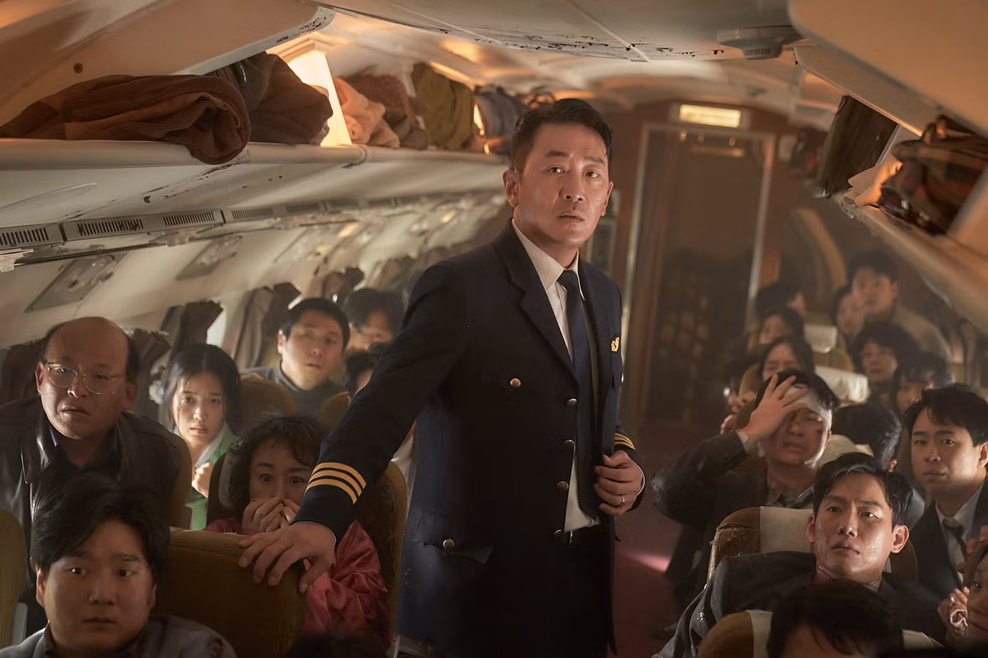 Ha Jung Woo đảm nhận vai Tae In, phi công của chiếc máy bay bị không tặc. Tae In là cựu phi công chiến đấu của Lực lượng Không quân với kỹ năng bay xuất sắc và tinh thần trách nhiệm cao.