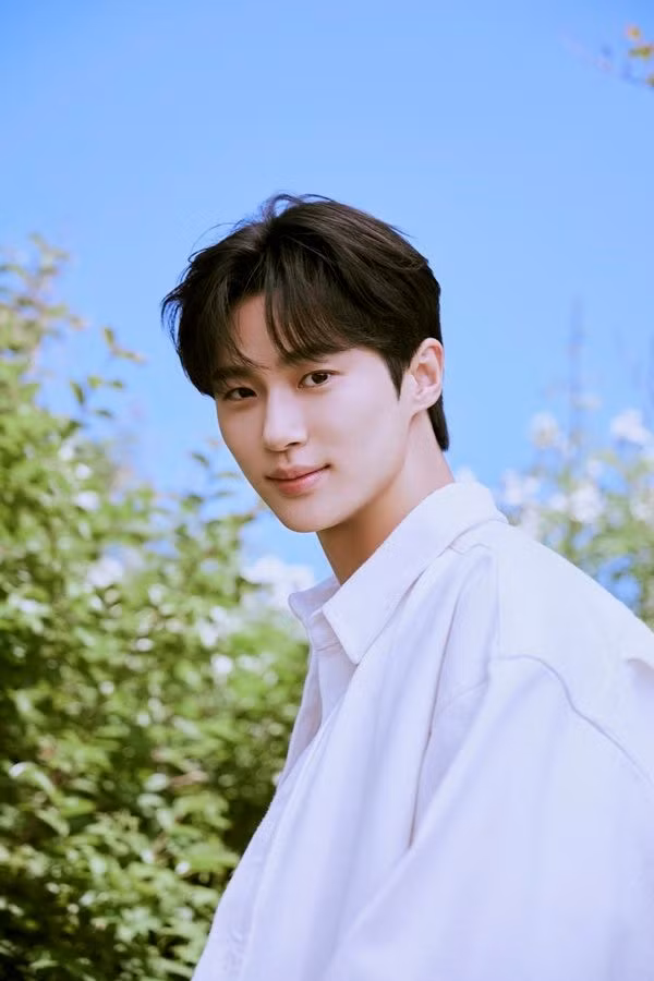 Byun Woo Seok đã đạt được đỉnh cao trong sự nghiệp thông qua bộ phim truyền hình tvN vừa kết thúc Lovely runner (do Lee Si Eun viết kịch bản, Yoon Jong Ho đạo diễn). 'Bí mật' về sự nổi tiếng của Byun Woo Seok trong Lovely runner là tình yêu bất diệt của anh ấy cho đến chết. Khuôn mặt trong sáng độc đáo và tình yêu thuần khiết của Byun Woo Seok cũng là yếu tố không thể không thu hút phái nữ. Byun Woo Seok là một diễn viên đã gia nhập làng giải trí hơn 10 năm cho đến khi ra mắt với vai trò người mẫu nhưng độ nhận diện không cao. Có thể nói anh là ngôi sao được tái khám phá qua Lovely runner. Gần đây, nhờ độ nổi tiếng ngày càng tăng, Soulmate (2023) phát hành năm ngoái đã được tái phát hành. Đây cũng là lần ra mắt màn ảnh của Byun Woo Seok. Byun Woo Seok đã đạt được đỉnh cao trong sự nghiệp thông qua bộ phim truyền hình tvN vừa kết thúc Lovely runner (do Lee Si Eun viết kịch bản, Yoon Jong Ho đạo diễn). 'Bí mật' về sự nổi tiếng của Byun Woo Seok trong Lovely runner là tình yêu bất diệt của anh ấy cho đến chết. Khuôn mặt trong sáng độc đáo và tình yêu thuần khiết của Byun Woo Seok cũng là yếu tố không thể không thu hút phái nữ. Byun Woo Seok là một diễn viên đã gia nhập làng giải trí hơn 10 năm cho đến khi ra mắt với vai trò người mẫu nhưng độ nhận diện không cao. Có thể nói anh là ngôi sao được tái khám phá qua Lovely runner. Gần đây, nhờ độ nổi tiếng ngày càng tăng, Soulmate (2023) phát hành năm ngoái đã được tái phát hành. Đây cũng là lần ra mắt màn ảnh của Byun Woo Seok.