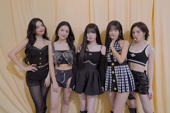Red Velvet, nhóm nhạc kỷ niệm 10 năm thành lập vào năm nay, vẫn trong sáng và nóng bỏng nhưng không vội vàng. Red Velvet sẽ tiếp tục chuyến lưu diễn fan-con tại IMPACT ARENA ở Bangkok, Thái Lan, vào ngày 17 và 18/8.