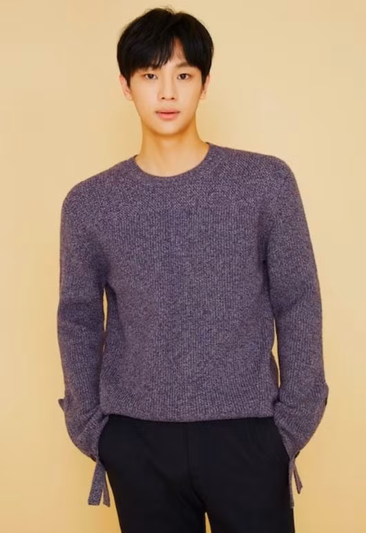 Lee Shin Young cũng sẽ tham gia bộ phim với vai vận động viên chạy nước rút Seung Yeol với mơ ước trở thành cầu thủ bóng đá, nhưng sau khi bước vào đường đua và nhận ra niềm hạnh phúc khi chạy bộ, anh đã chuyển hẳn sang theo đuổi bộ môn thể thao này. Lee Shin Young trước đây đã thử thách thể loại phim truyền hình thể thao thông qua bộ phim Rebound và thể hiện khả năng diễn xuất đa dạng của mình.