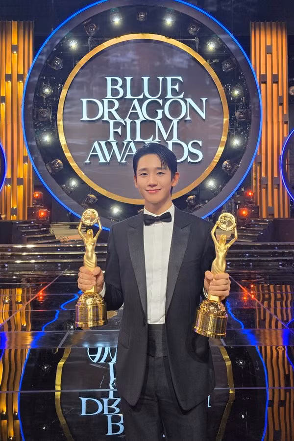 Jung Hae In đã mang về giải thưởng Popular Star Award và Best Supporting Actor cho vai diễn của anh trong Veteran 2.