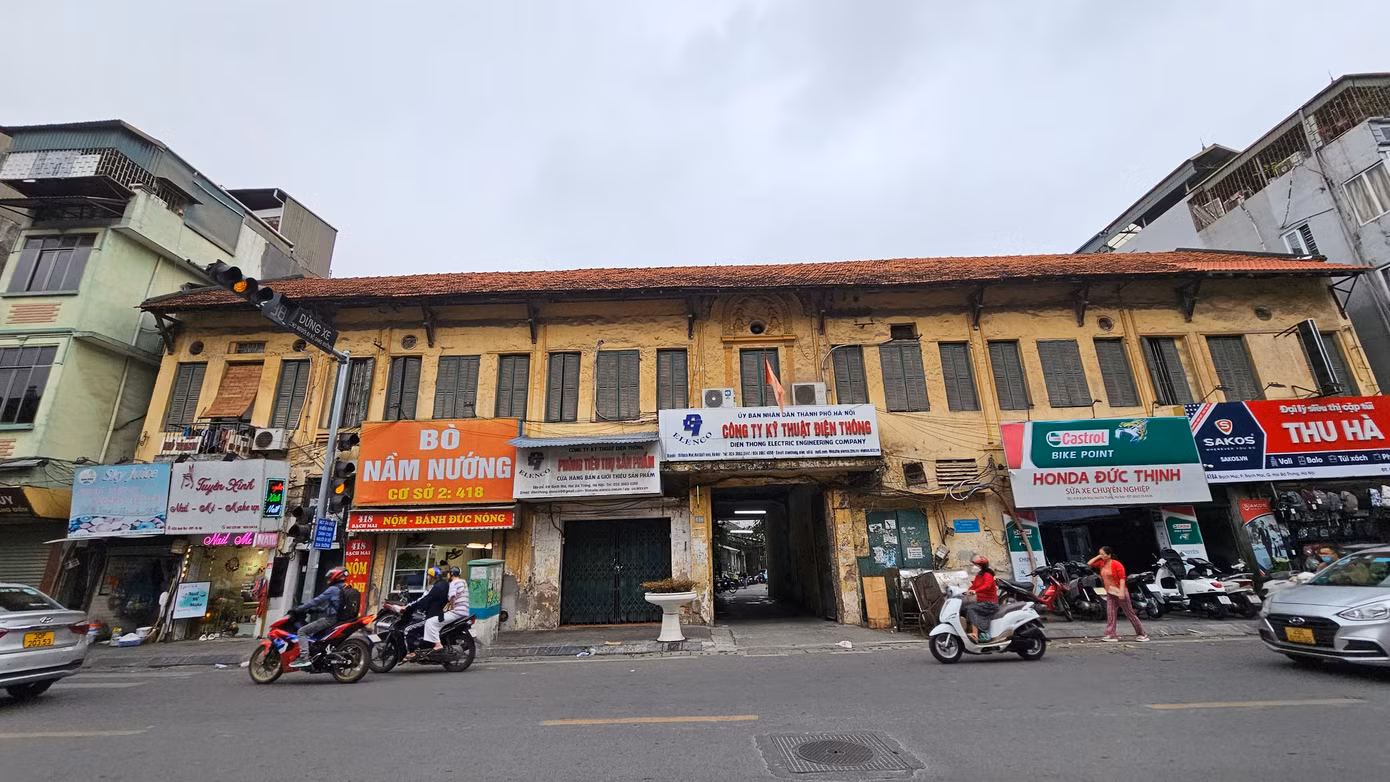 Theo đó, khu đất số 418 phố Bạch Mai (phường Bạch Mai) có diện tích khoảng 7.000m2, được Nhà nước giao cho Công ty Kỹ thuật Điện thông nhưng công ty này không sử dụng để sản xuất mà đang cho đơn vị khác thuê làm kho bãi.