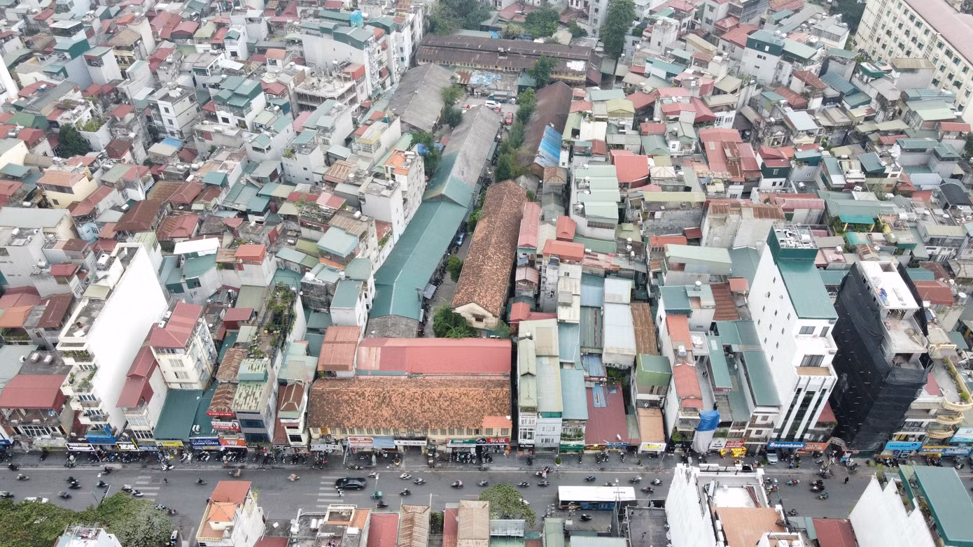Tổng hợp ý kiến, kiến nghị của cử tri và nhân dân Thủ đô gửi đến họp thứ 14 HĐND TP, Ủy ban MTTQ Việt Nam TP Hà Nội cho biết, nhiều ý kiến cử tri cho rằng trong khi quỹ đất trong nội đô để xây trường học rất khó khăn thì thực tế vẫn còn các cơ quan, xí nghiệp, nhà máy, hợp tác xã... trước đây được Nhà nước giao đất những sử dụng không hiệu quả. Có thể kể đến như loạt khu đất tại trên địa bàn quận Hai Bà Trưng như: số 163 Đại La, 418 Bạch Mai và 14 Mạc Thị Bưởi.