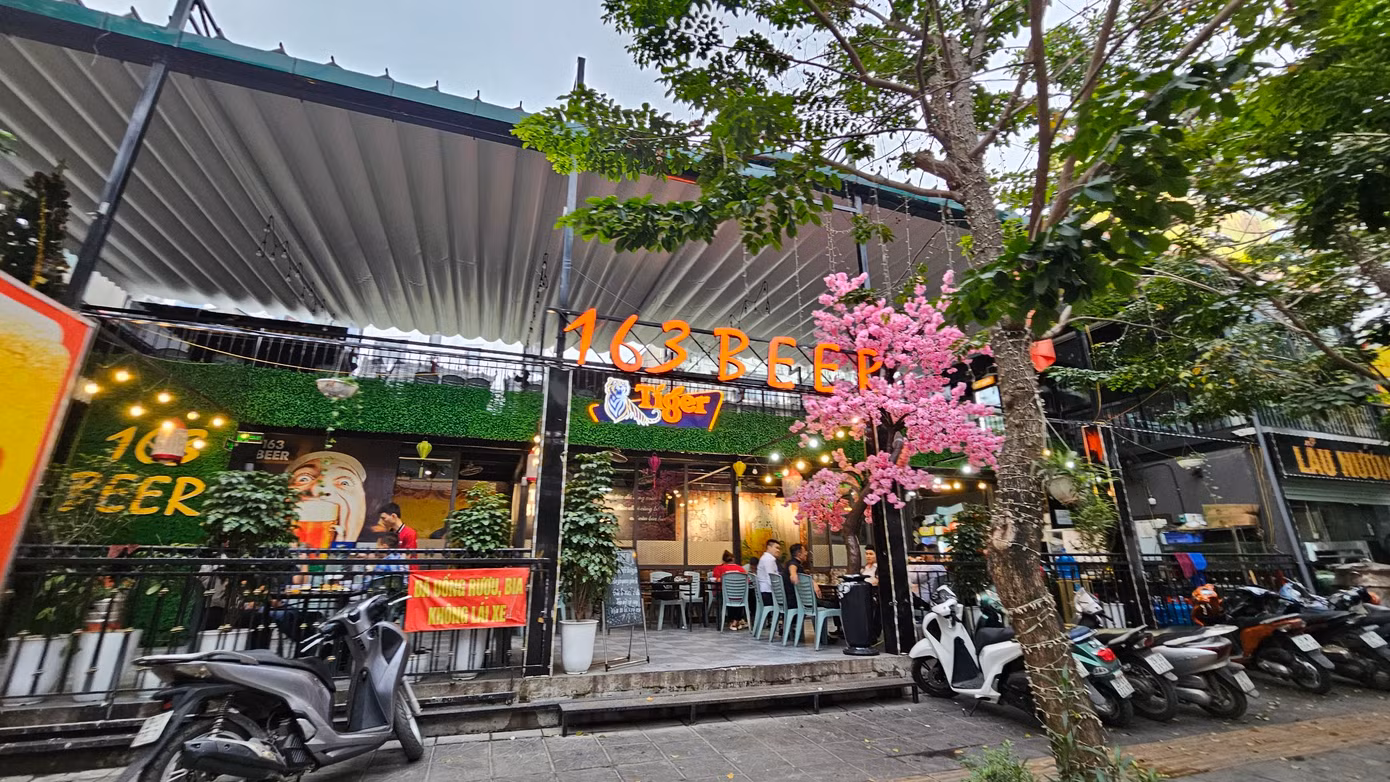 Một phần khu đất cũng được sử dụng làm quán bia.