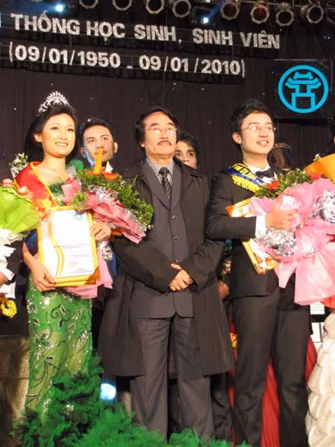 Hai thí sinh giành giải nhất hội thi Phạm Hoàng Ngân (ĐH Thương Mại, bìa trái) và Dương Sơn Lâm (ĐH Bách Khoa Hà Nội, bìa phải)