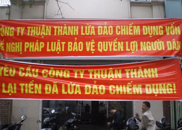 Khách hàng vây 