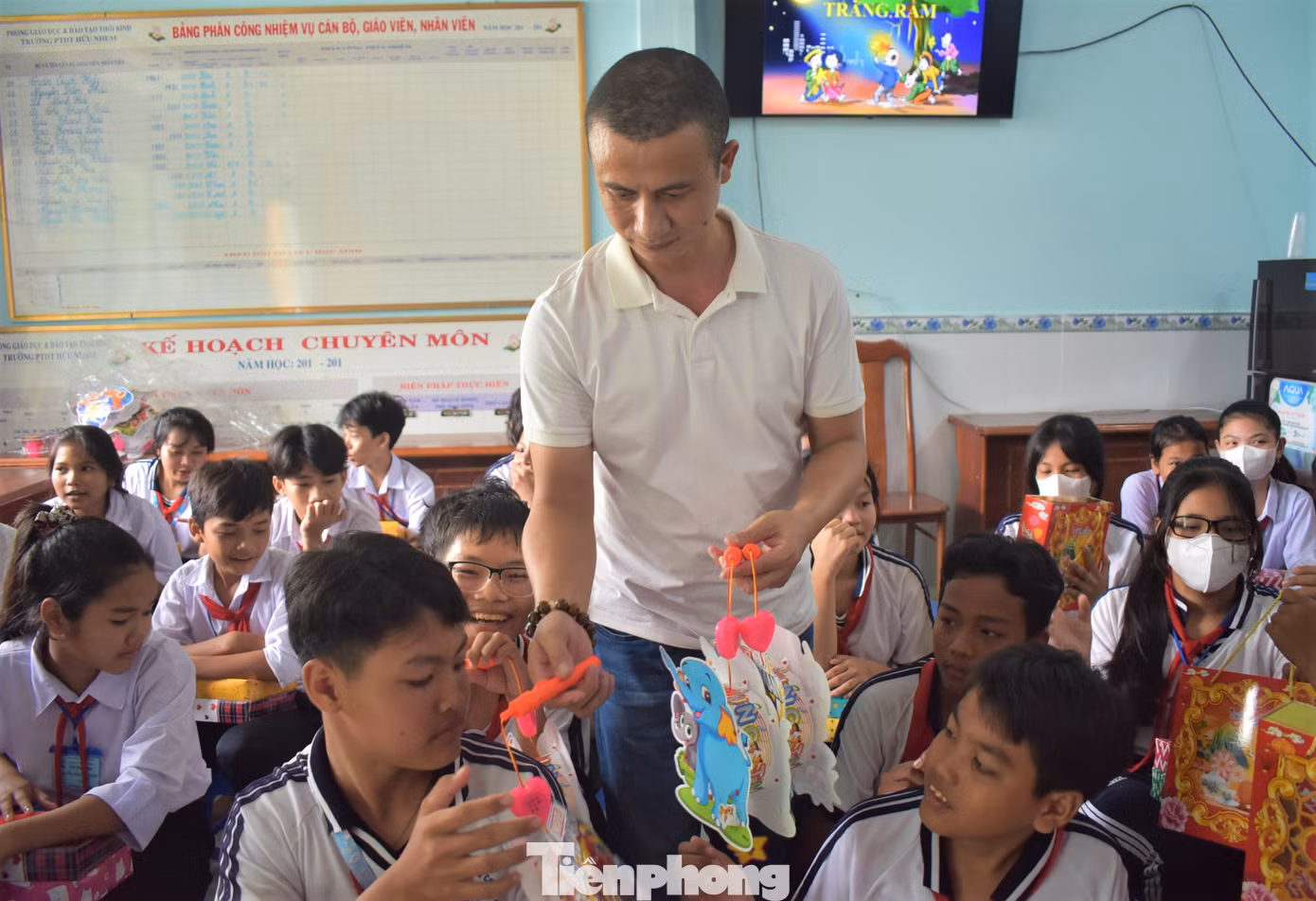Đại uý Hồ Minh Tưởng, cán bộ Phòng Cảnh sát quản lý hành chính về trật tự xã hội, Công an tỉnh Cà Mau trao quà Trung thu cho các em học sinh. Đại uý Hồ Minh Tưởng, cán bộ Phòng Cảnh sát quản lý hành chính về trật tự xã hội, Công an tỉnh Cà Mau trao quà Trung thu cho các em học sinh.