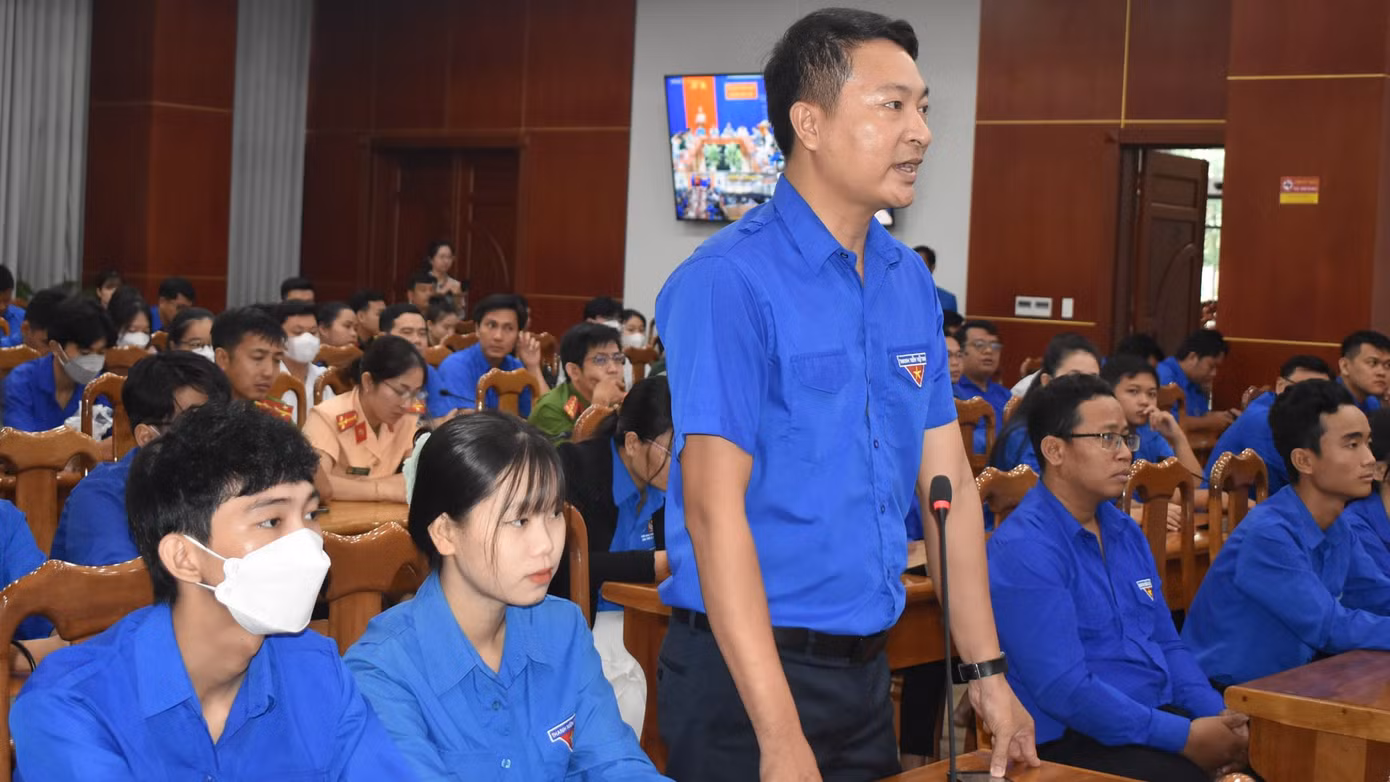 Thanh niên đặt câu hỏi tại chương trình đối thoại với Chủ tịch UBND tỉnh Cà Mau. Thanh niên đặt câu hỏi tại chương trình đối thoại với Chủ tịch UBND tỉnh Cà Mau.