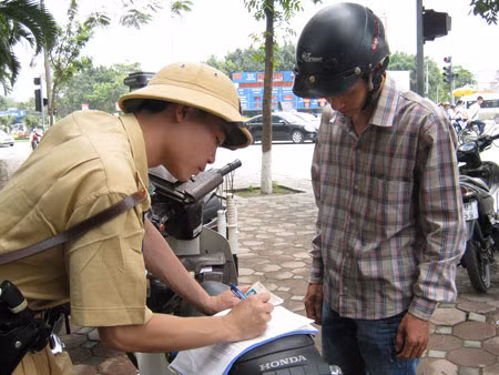 Trong khi Bộ Công an quyết phạt xe không chính chủ thì Bộ GTVT vẫn chưa đưa quy định này vào dự thảo Nghị định mới nhất và đang tiếp thu, giải trình